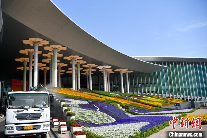 第五屆進博會場館景觀裝飾全面定妝。　陳夢澤 攝